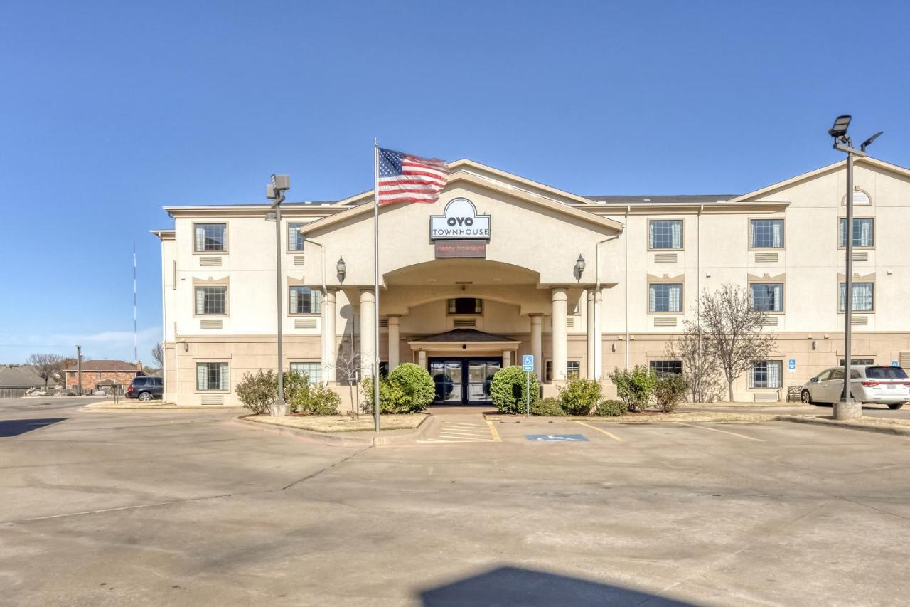 Oyo Townhouse Wichita Falls West Extérieur photo